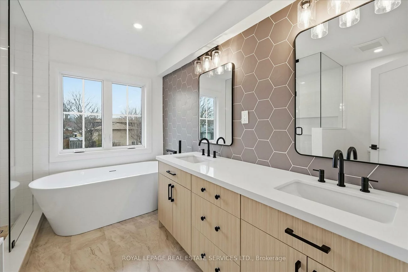 2212, Urwin, 1020 - WO West, Oakville