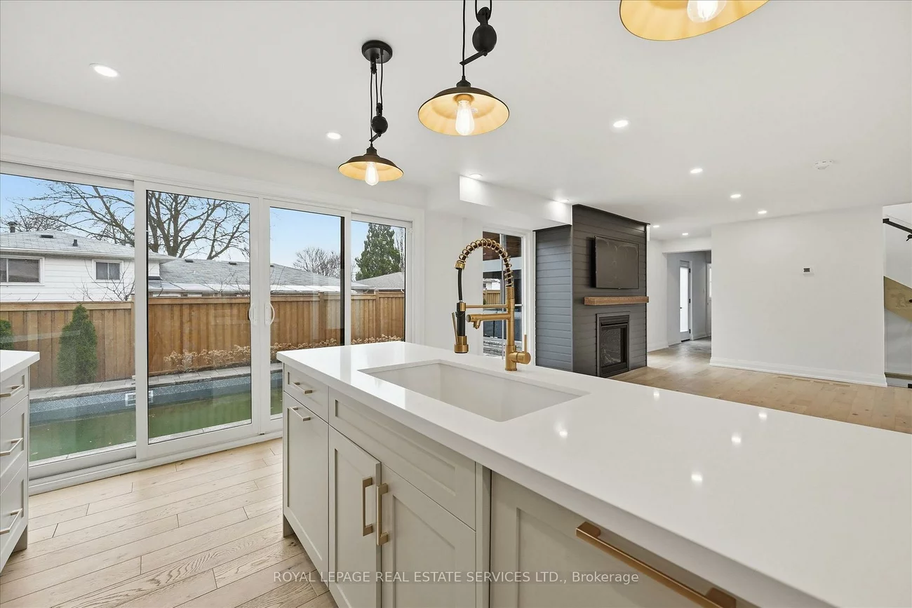 2212, Urwin, 1020 - WO West, Oakville