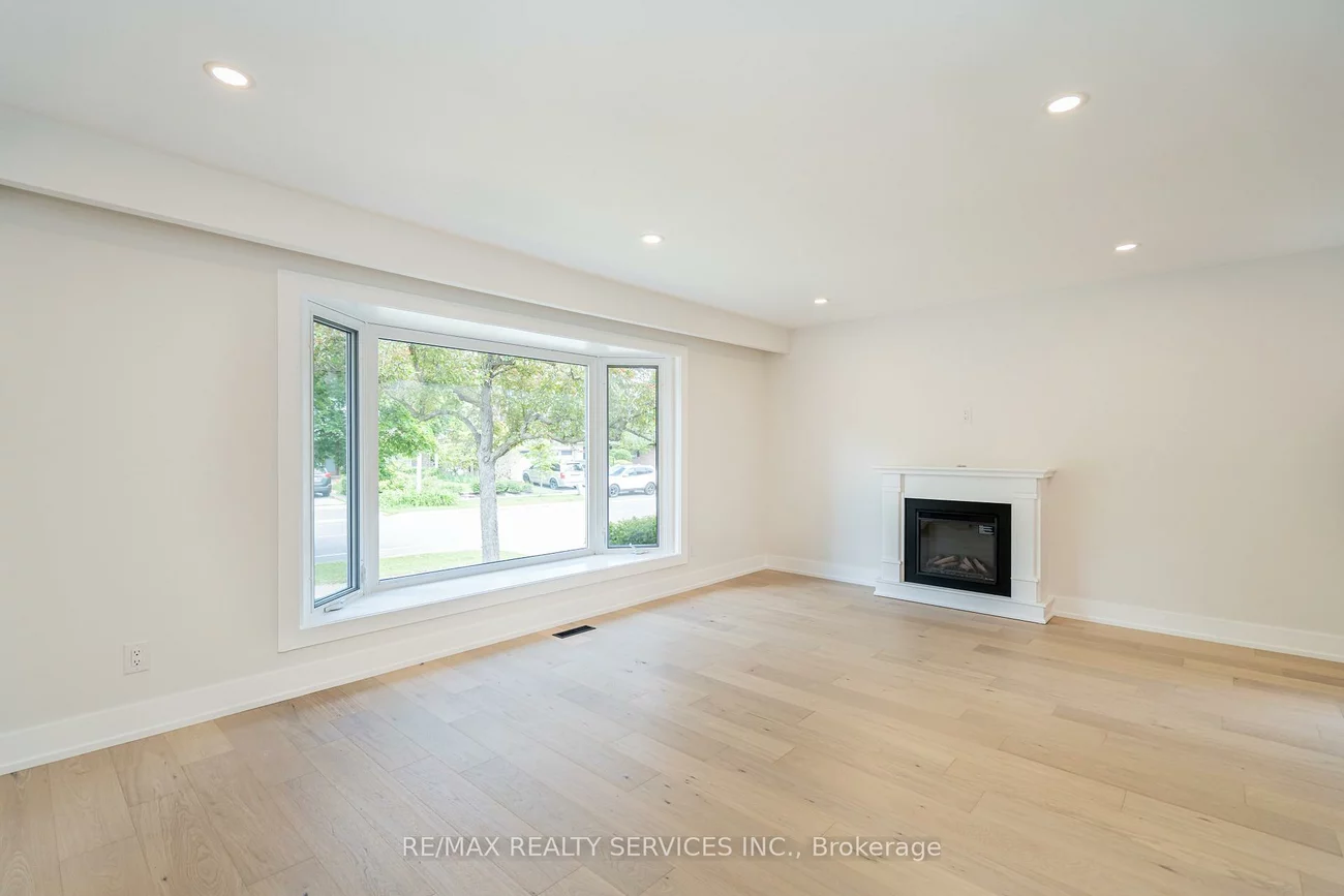 2296, Devon, 1006 - FD Ford, Oakville