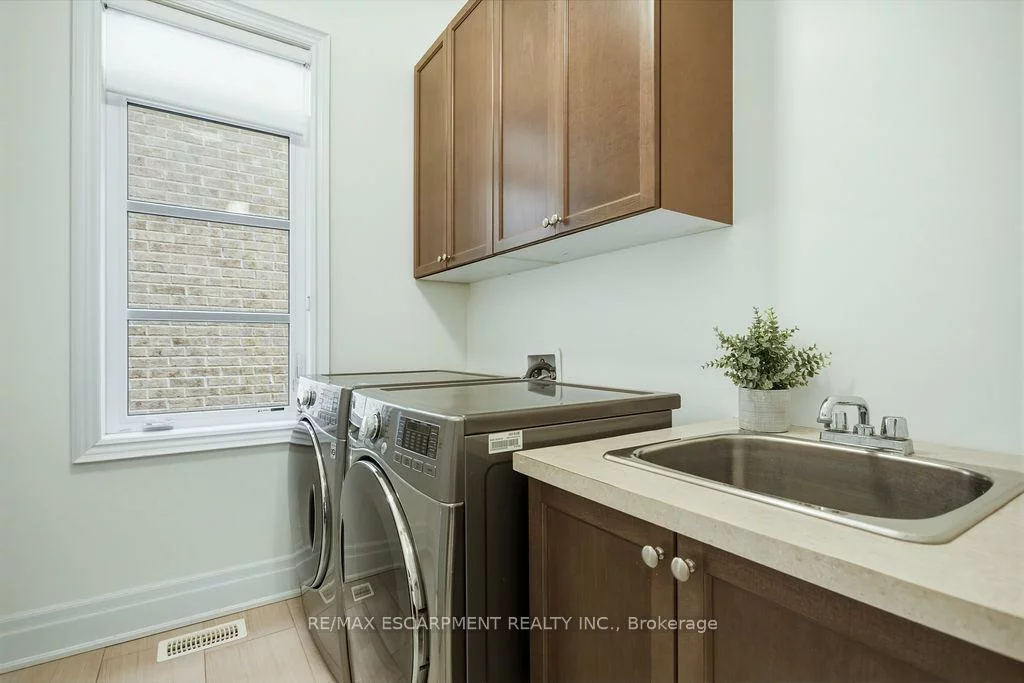 343, Tudor, 1020 - WO West, Oakville