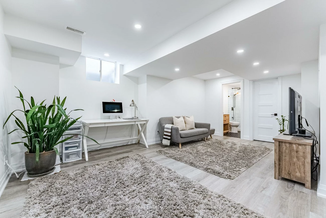 3395, Post, 1008 - GO Glenorchy, Oakville