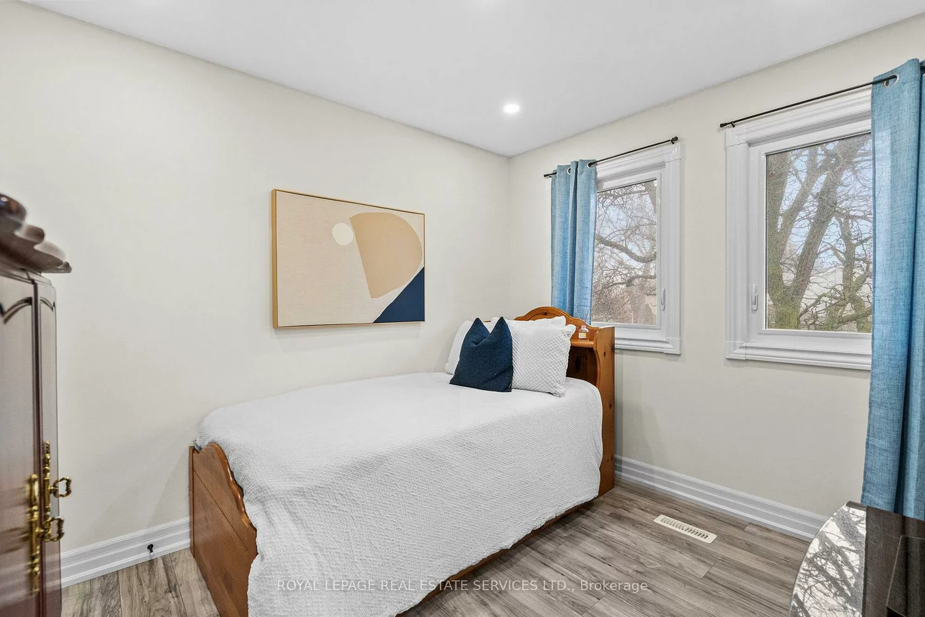 1176, Jamesway, 1005 - FA Falgarwood, Oakville