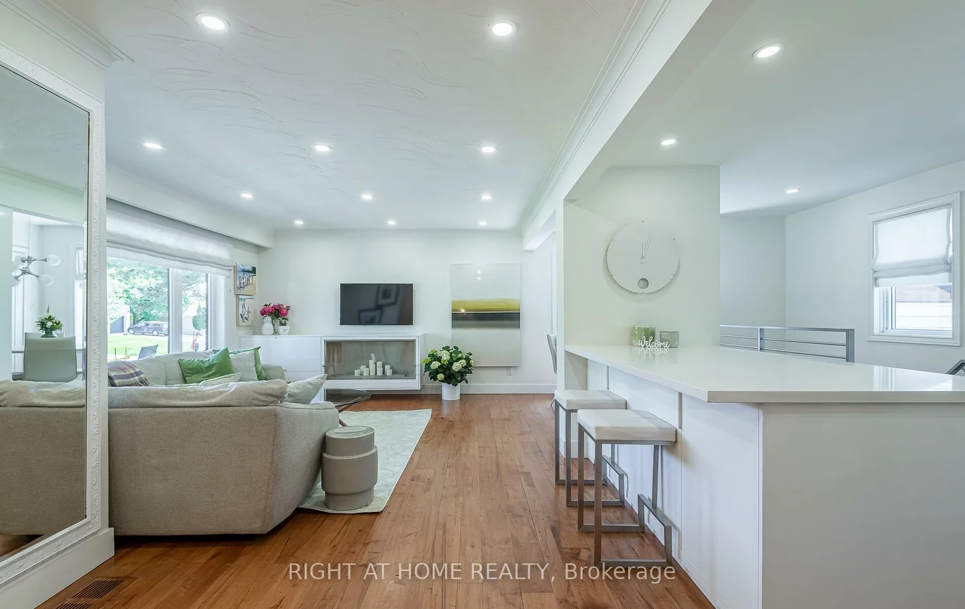 562, Weir, 1020 - WO West, Oakville