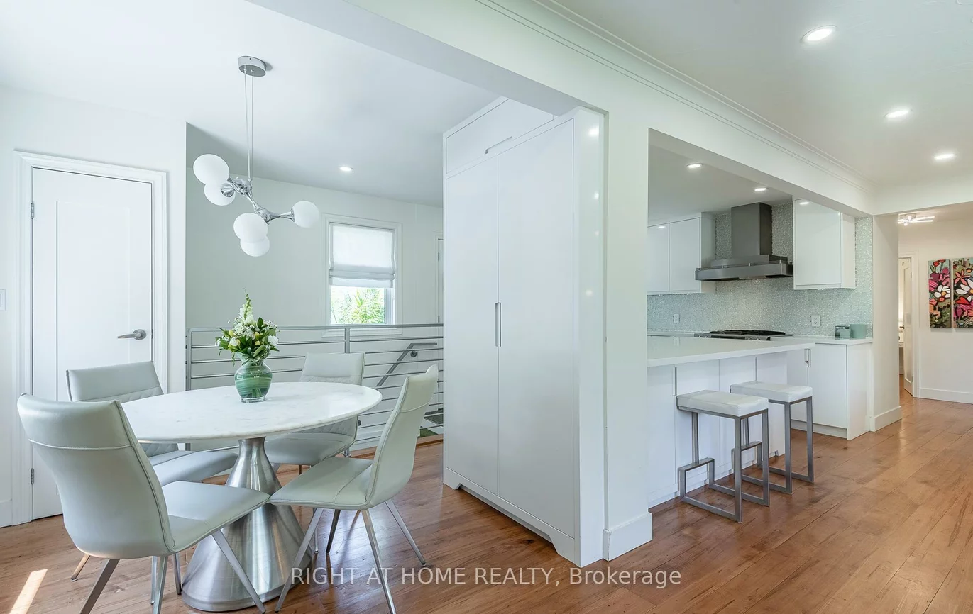 562, Weir, 1020 - WO West, Oakville