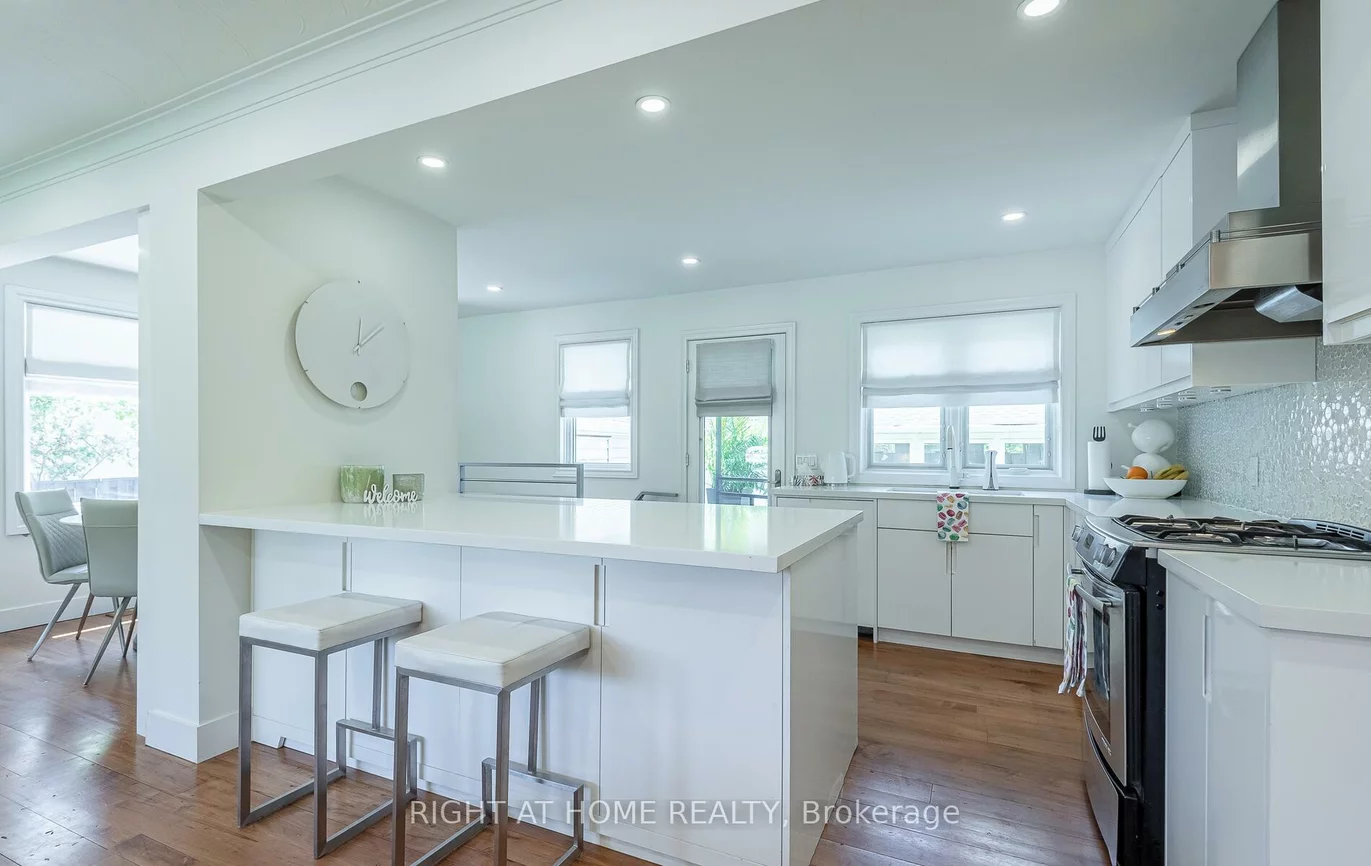 562, Weir, 1020 - WO West, Oakville