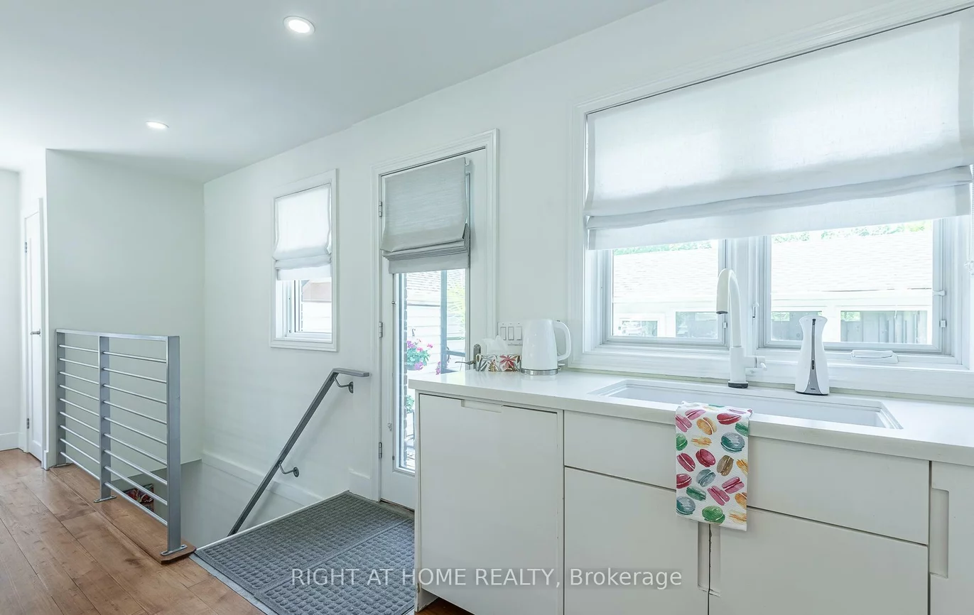 562, Weir, 1020 - WO West, Oakville