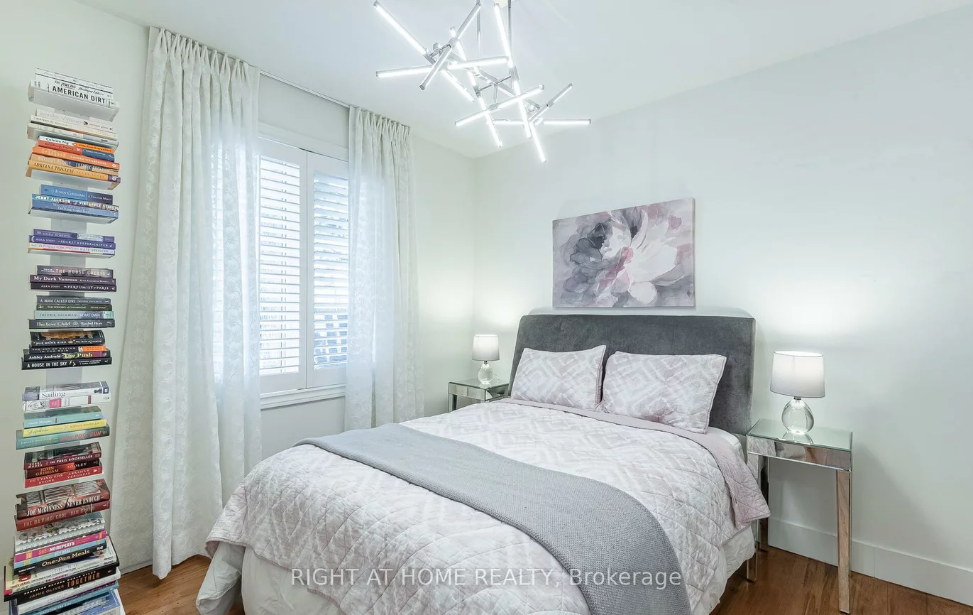 562, Weir, 1020 - WO West, Oakville