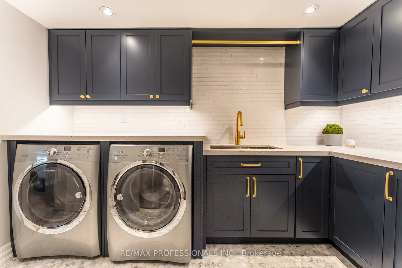 1326, Stanbury, 1020 - WO West, Oakville