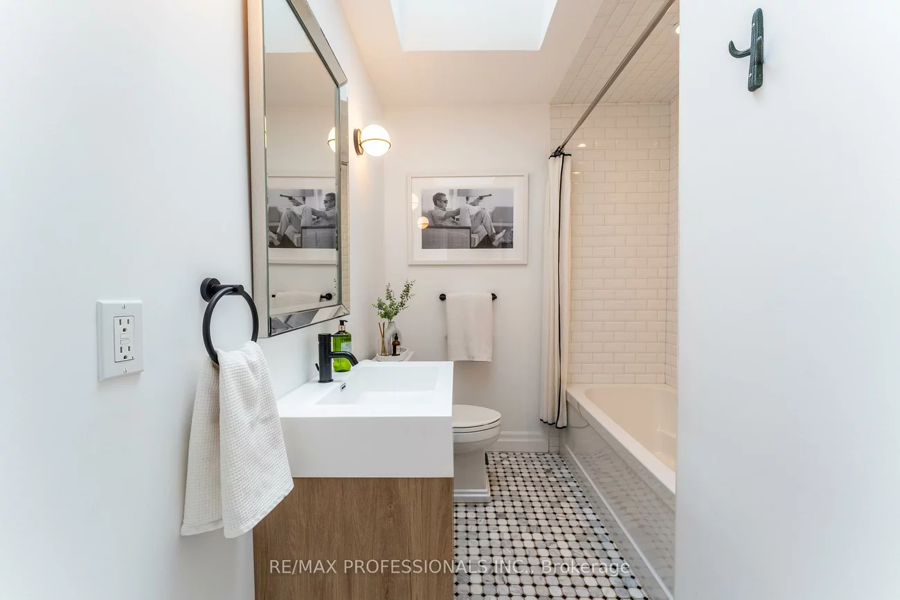 1326, Stanbury, 1020 - WO West, Oakville