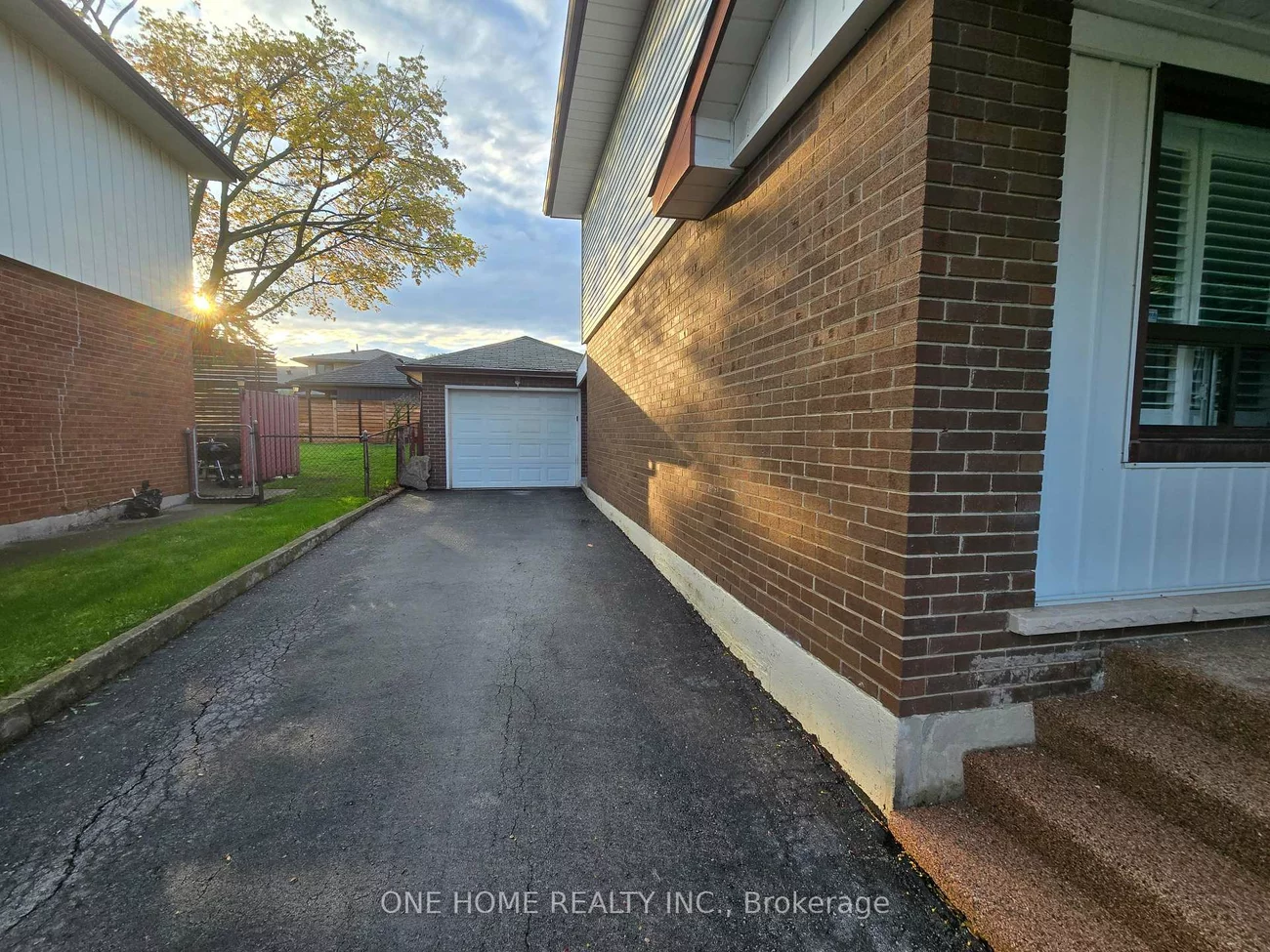 223, Elmwood, 1002 - CO Central, Oakville