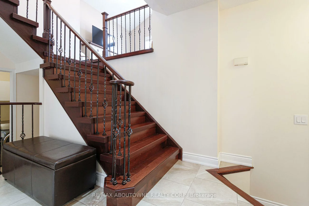 2216, NORFOLK, 1015 - RO River Oaks, Oakville