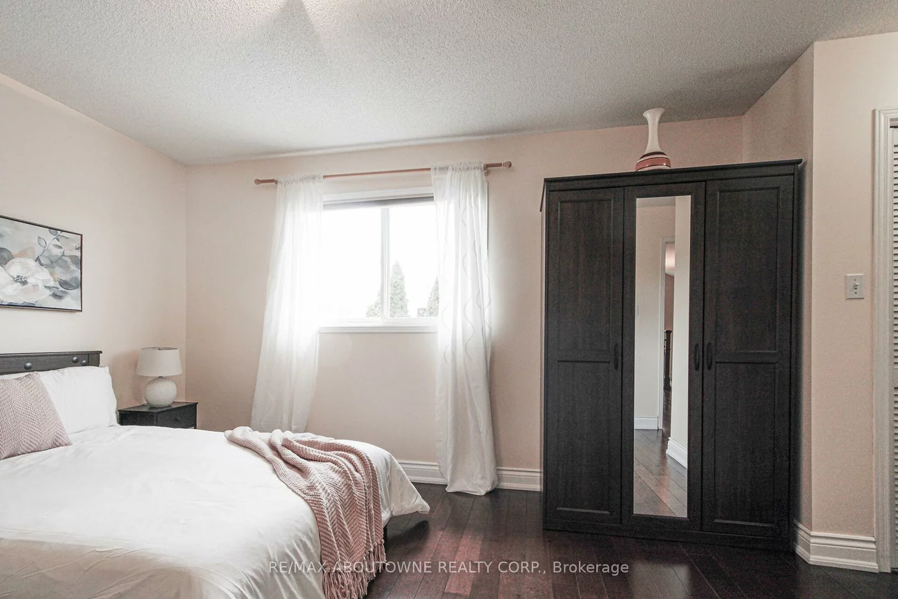 2216, NORFOLK, 1015 - RO River Oaks, Oakville