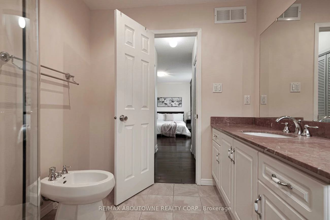 2216, NORFOLK, 1015 - RO River Oaks, Oakville