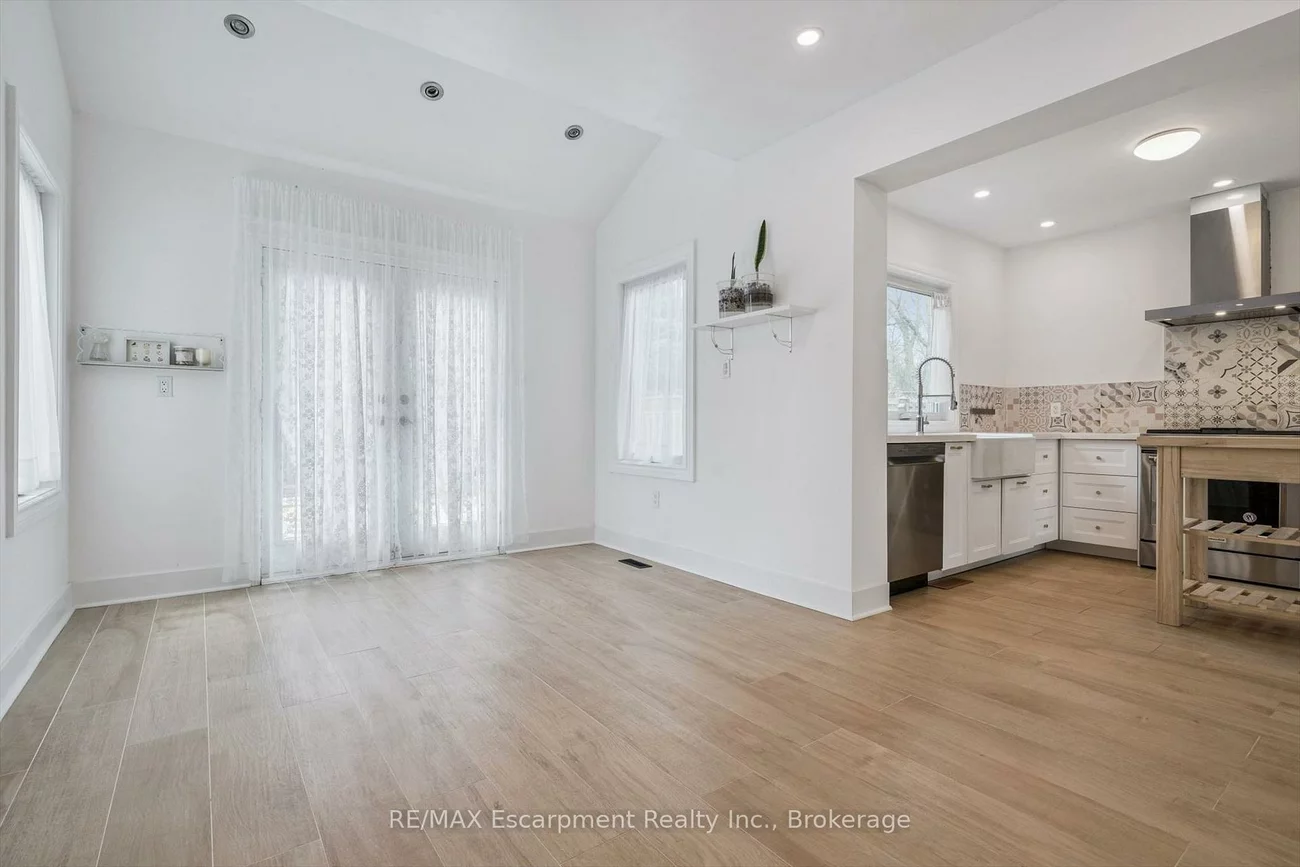 227, Martindale, 1003 - CP College Park, Oakville
