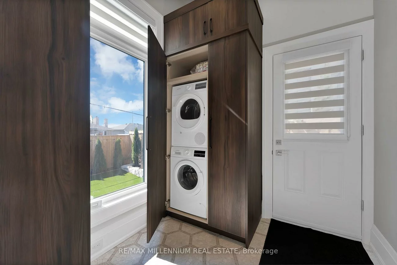 162, Oliver, 1003 - CP College Park, Oakville