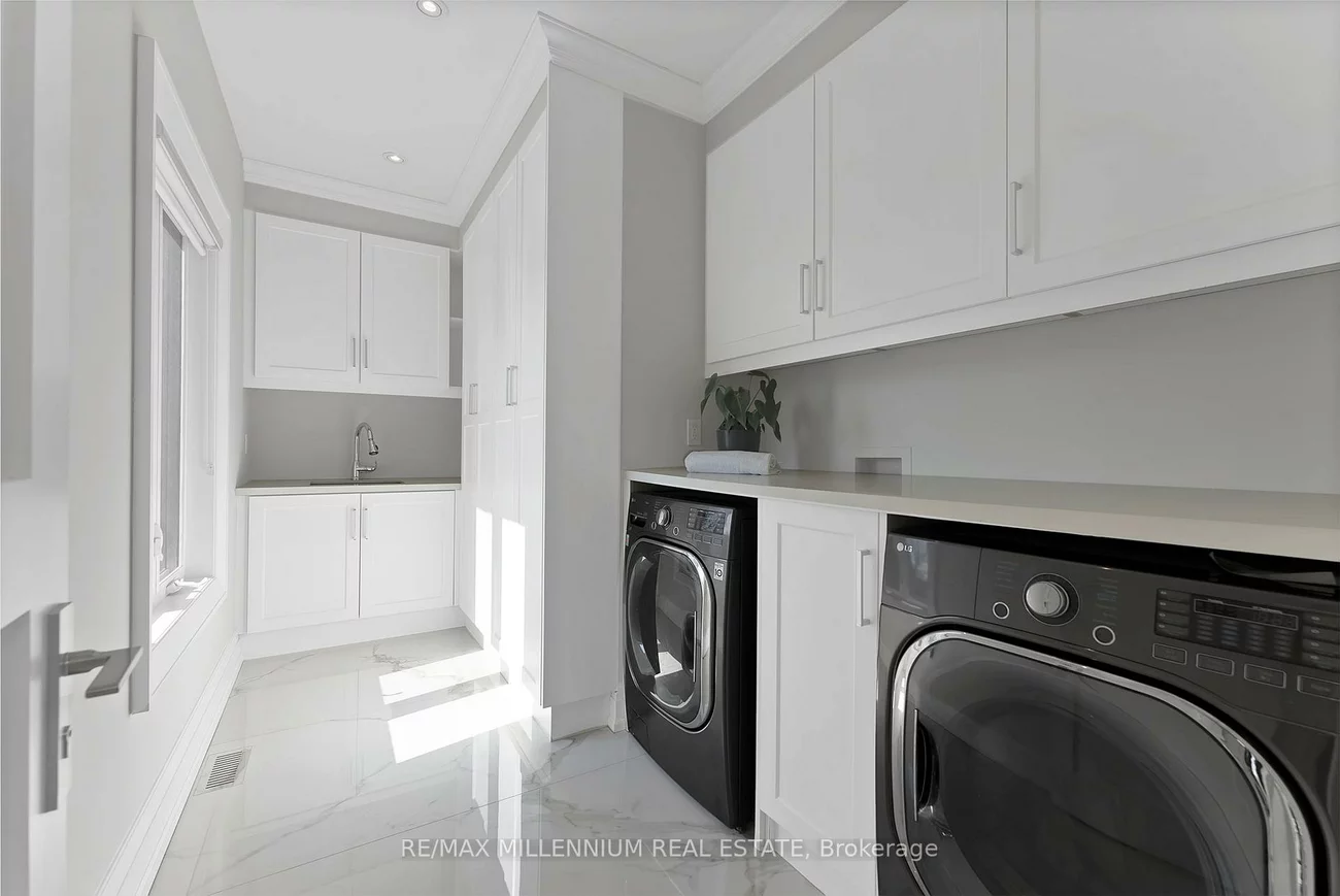 162, Oliver, 1003 - CP College Park, Oakville
