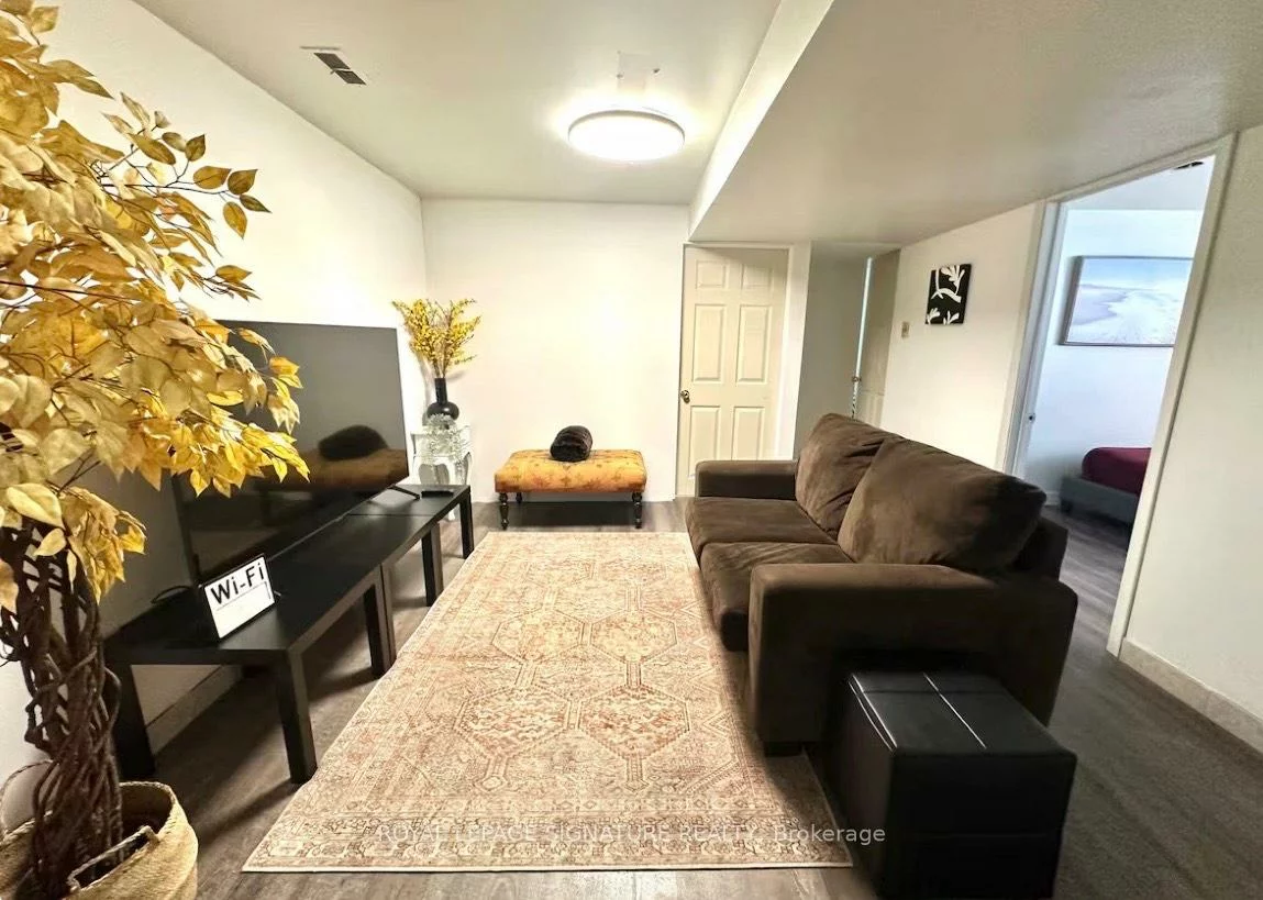 1350, Rebecca, 1017 - SW Southwest, Oakville