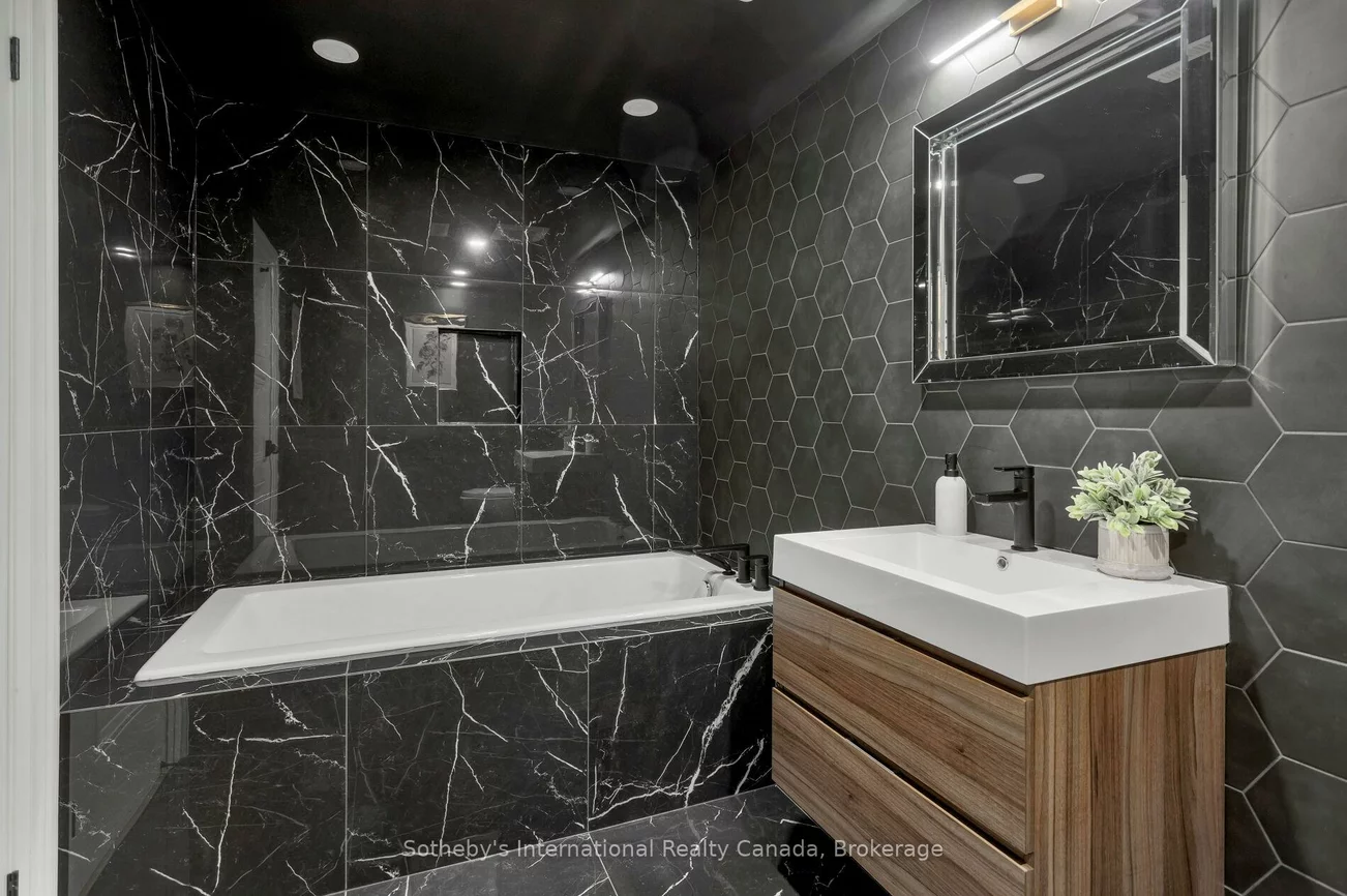 312, Pinegrove, 1020 - WO West, Oakville