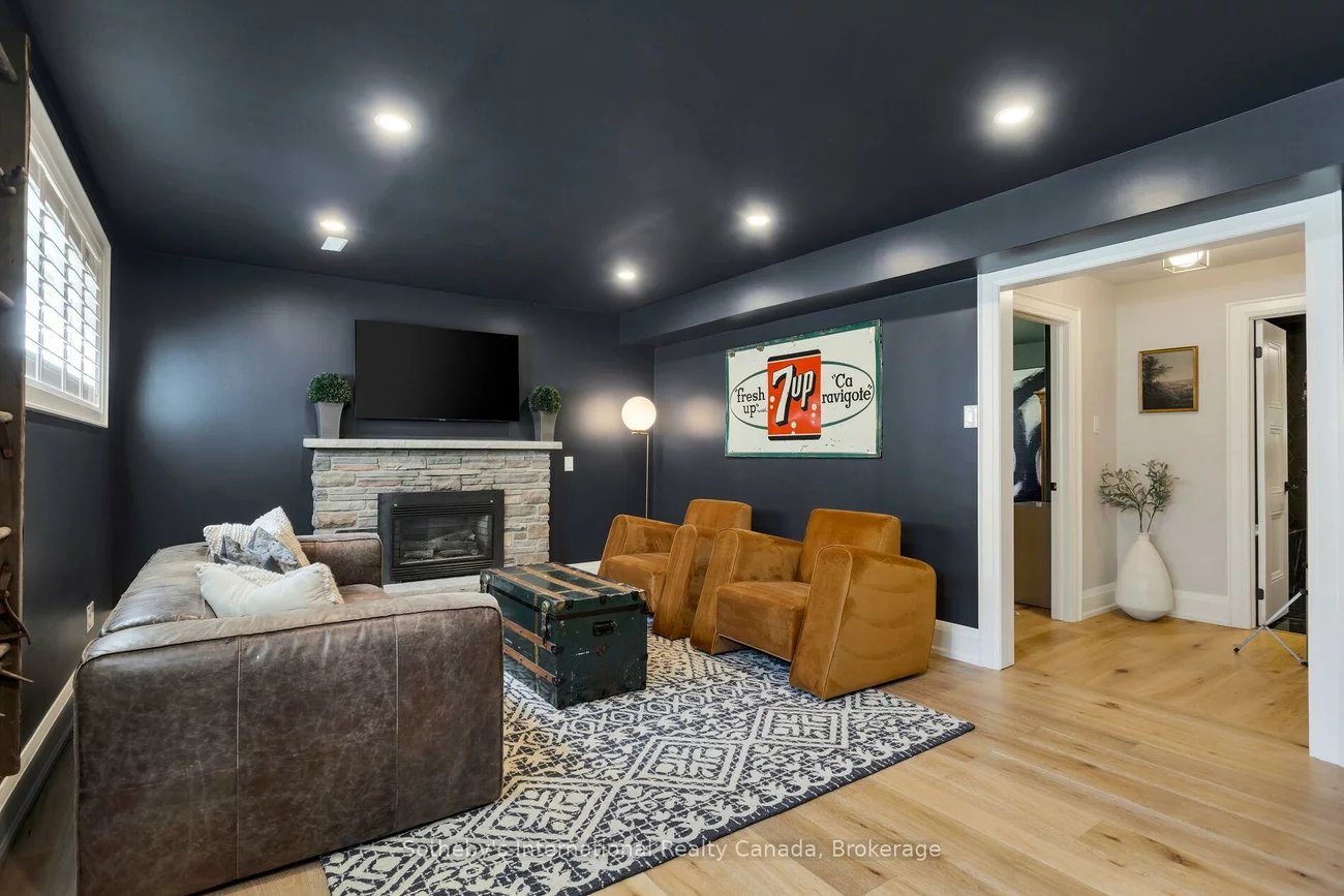 312, Pinegrove, 1020 - WO West, Oakville
