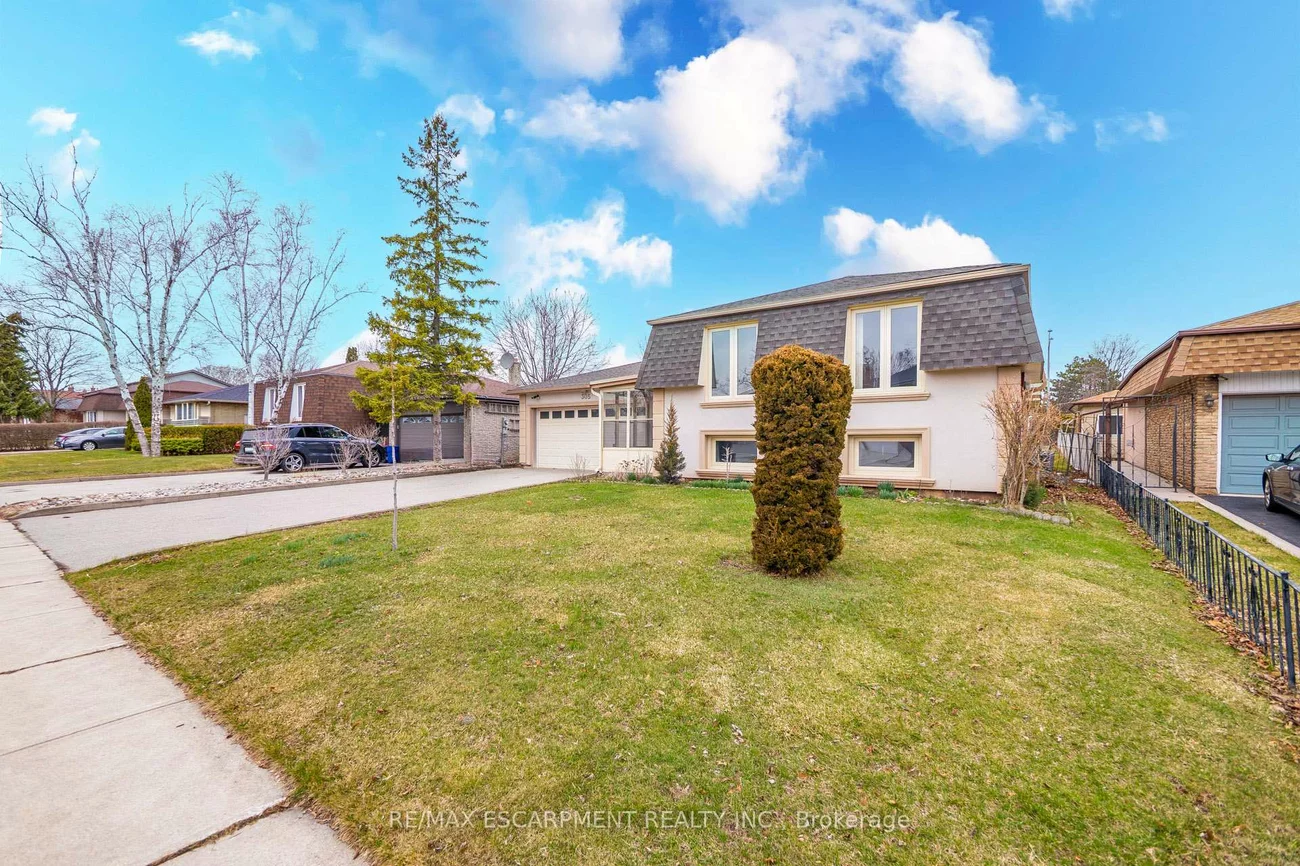 305, Pinegrove, 1020 - WO West, Oakville