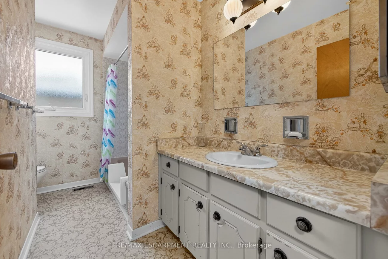 305, Pinegrove, 1020 - WO West, Oakville