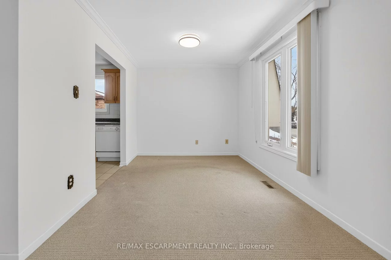305, Pinegrove, 1020 - WO West, Oakville