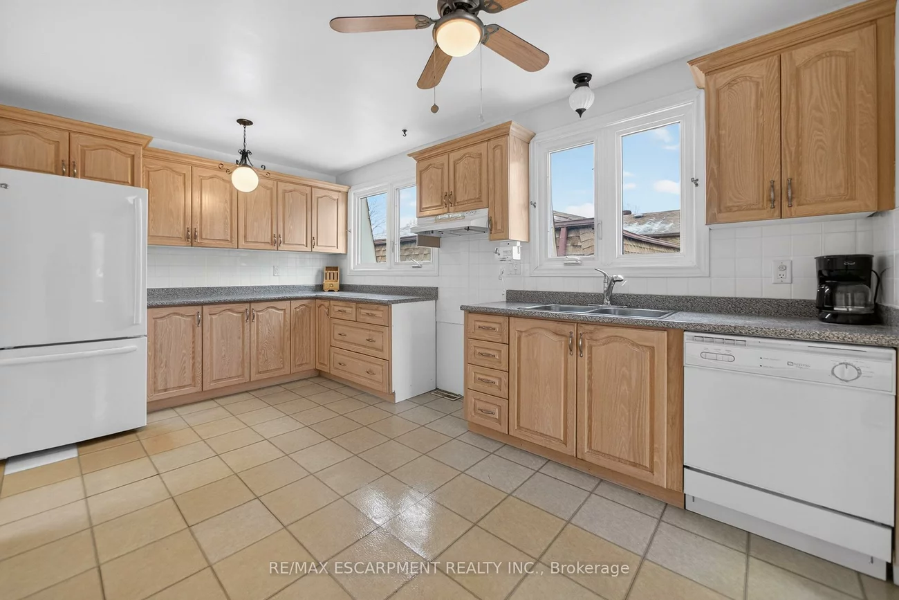 305, Pinegrove, 1020 - WO West, Oakville
