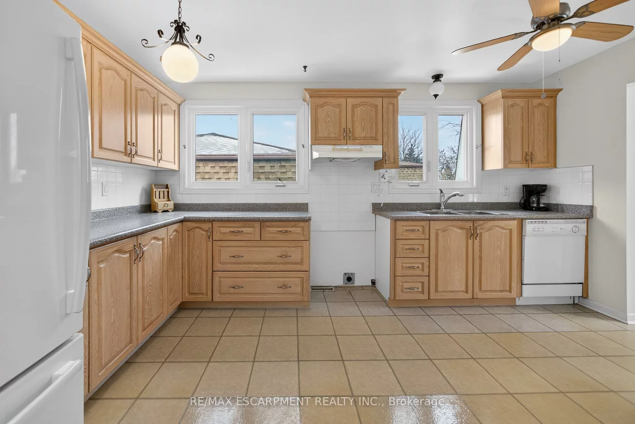 305, Pinegrove, 1020 - WO West, Oakville