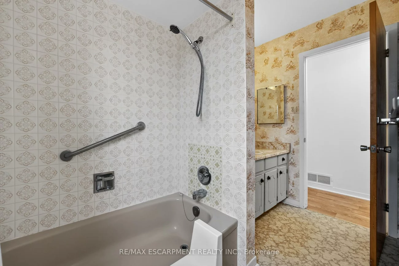 305, Pinegrove, 1020 - WO West, Oakville