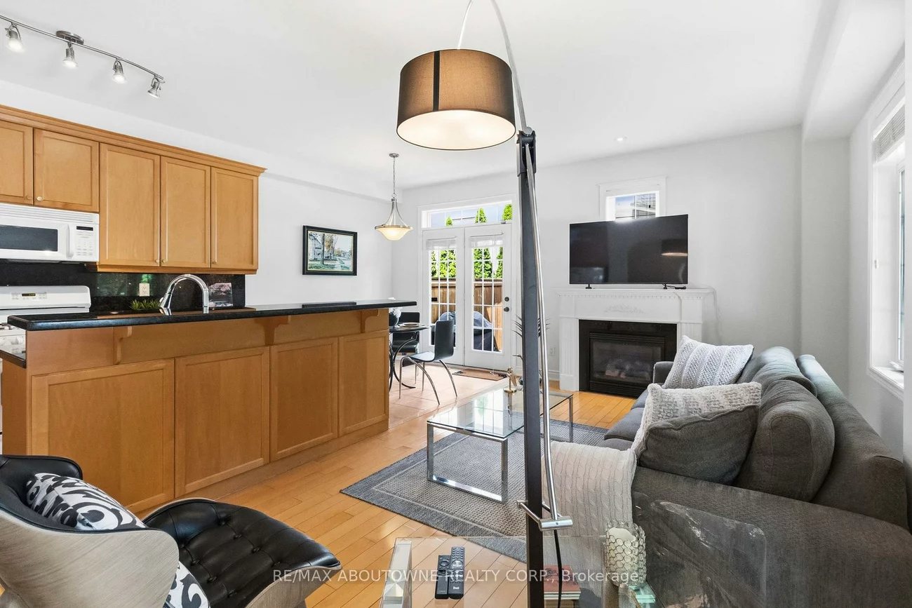 240, Duskywing, 1001 - BR Bronte, Oakville