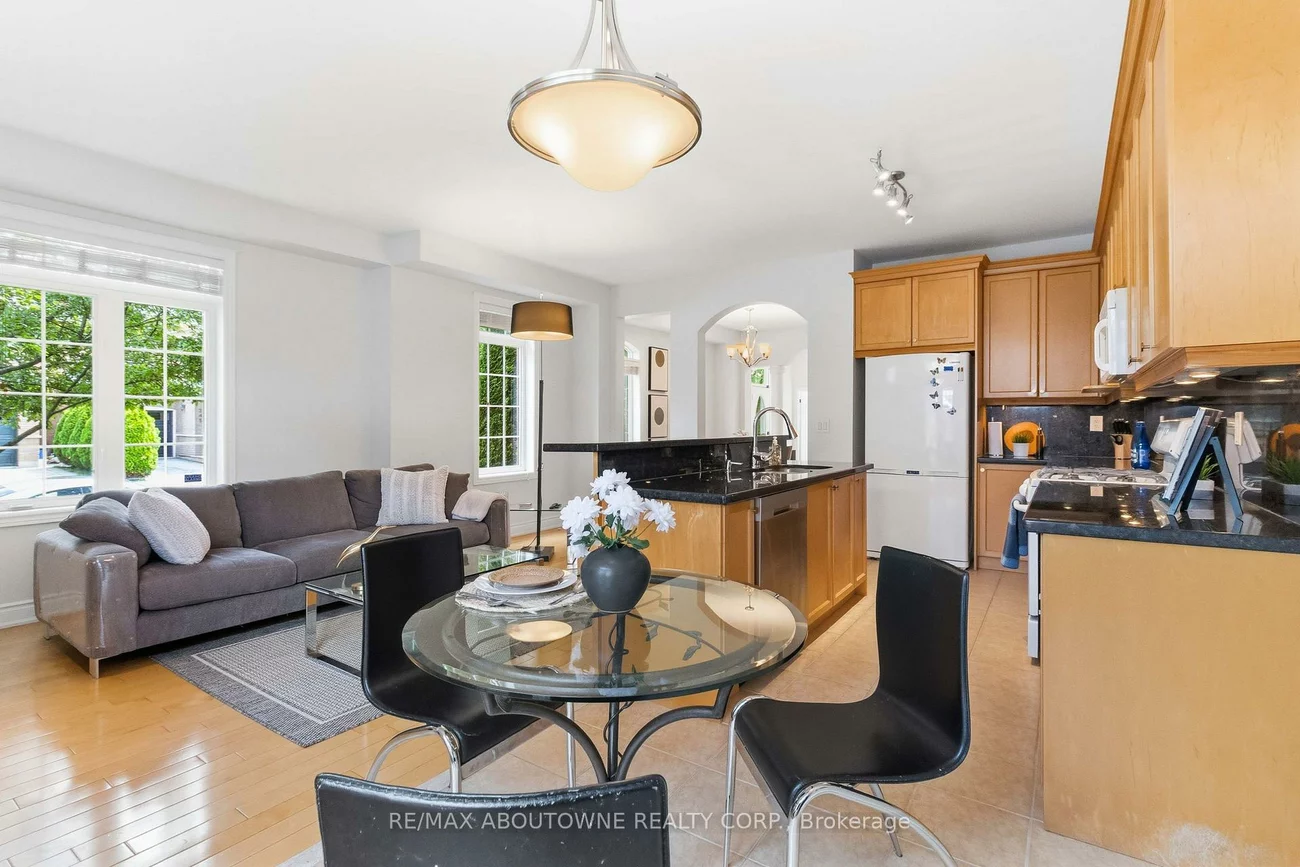240, Duskywing, 1001 - BR Bronte, Oakville