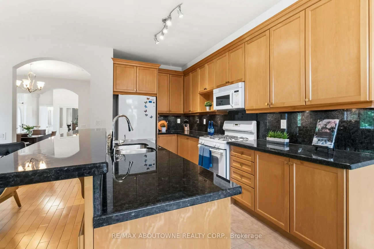 240, Duskywing, 1001 - BR Bronte, Oakville
