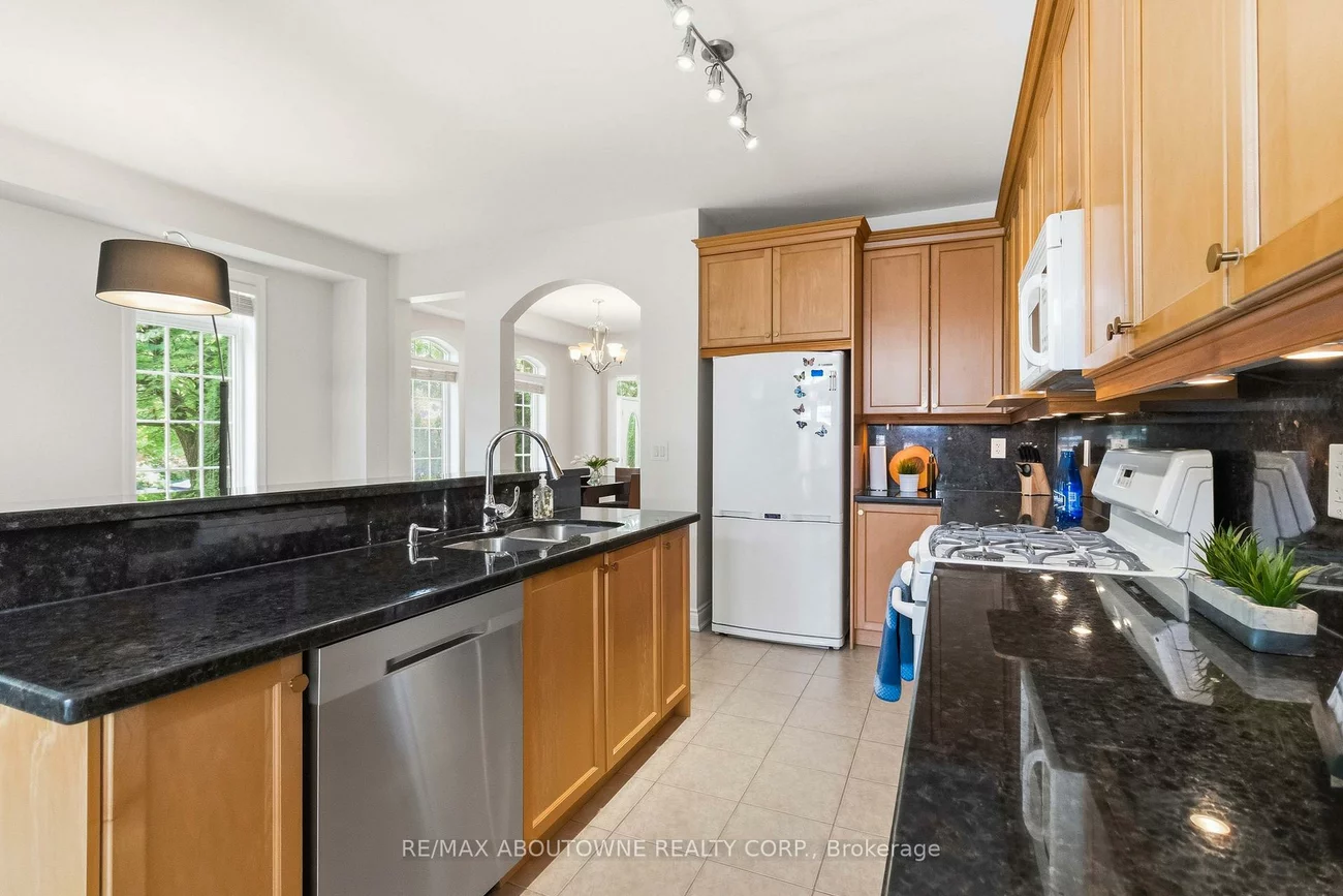 240, Duskywing, 1001 - BR Bronte, Oakville