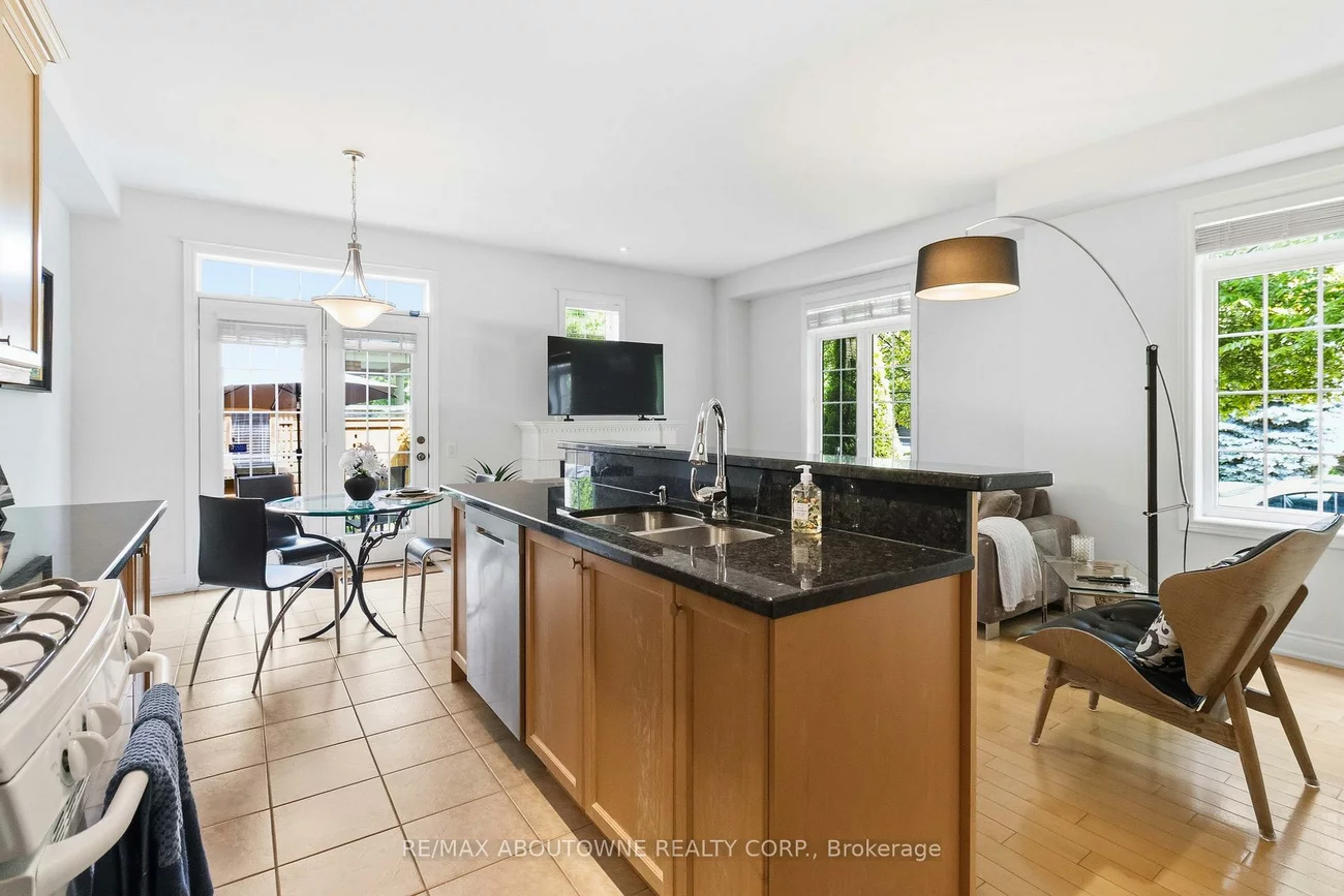 240, Duskywing, 1001 - BR Bronte, Oakville