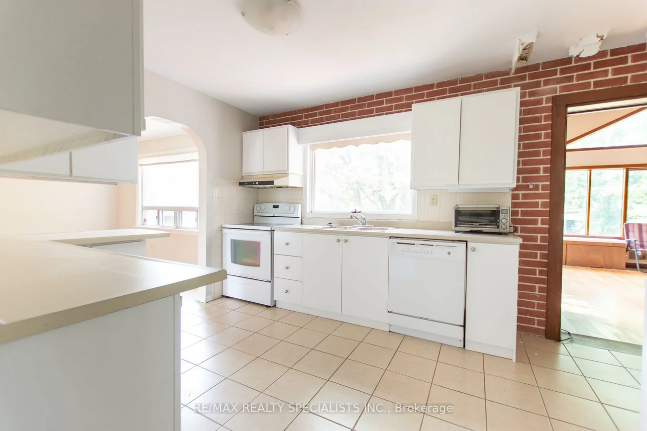 1319, Rebecca, 1020 - WO West, Oakville
