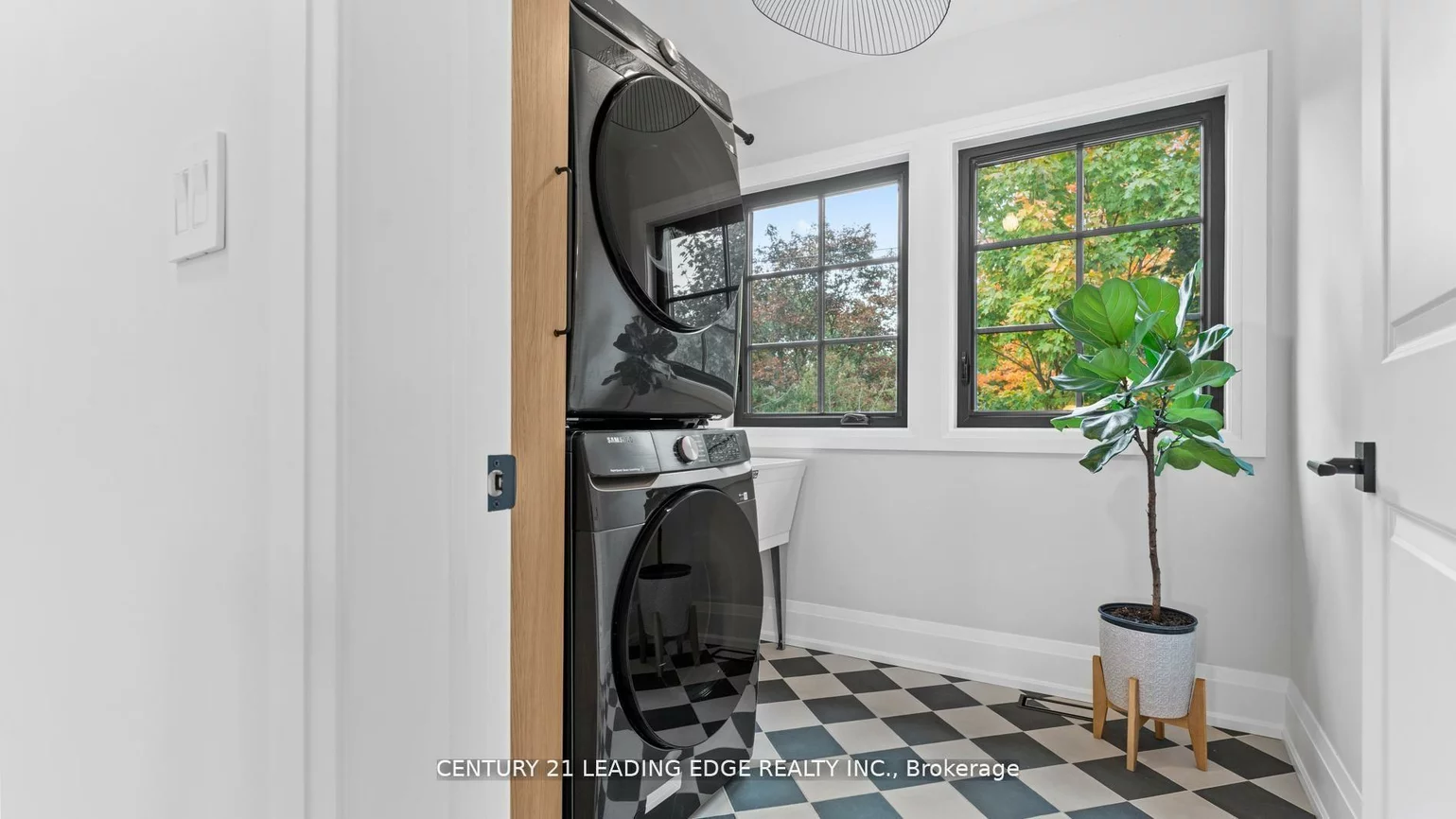 197, Glen Oak, 1020 - WO West, Oakville