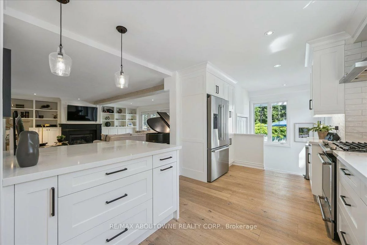 489, Rebecca, 1020 - WO West, Oakville