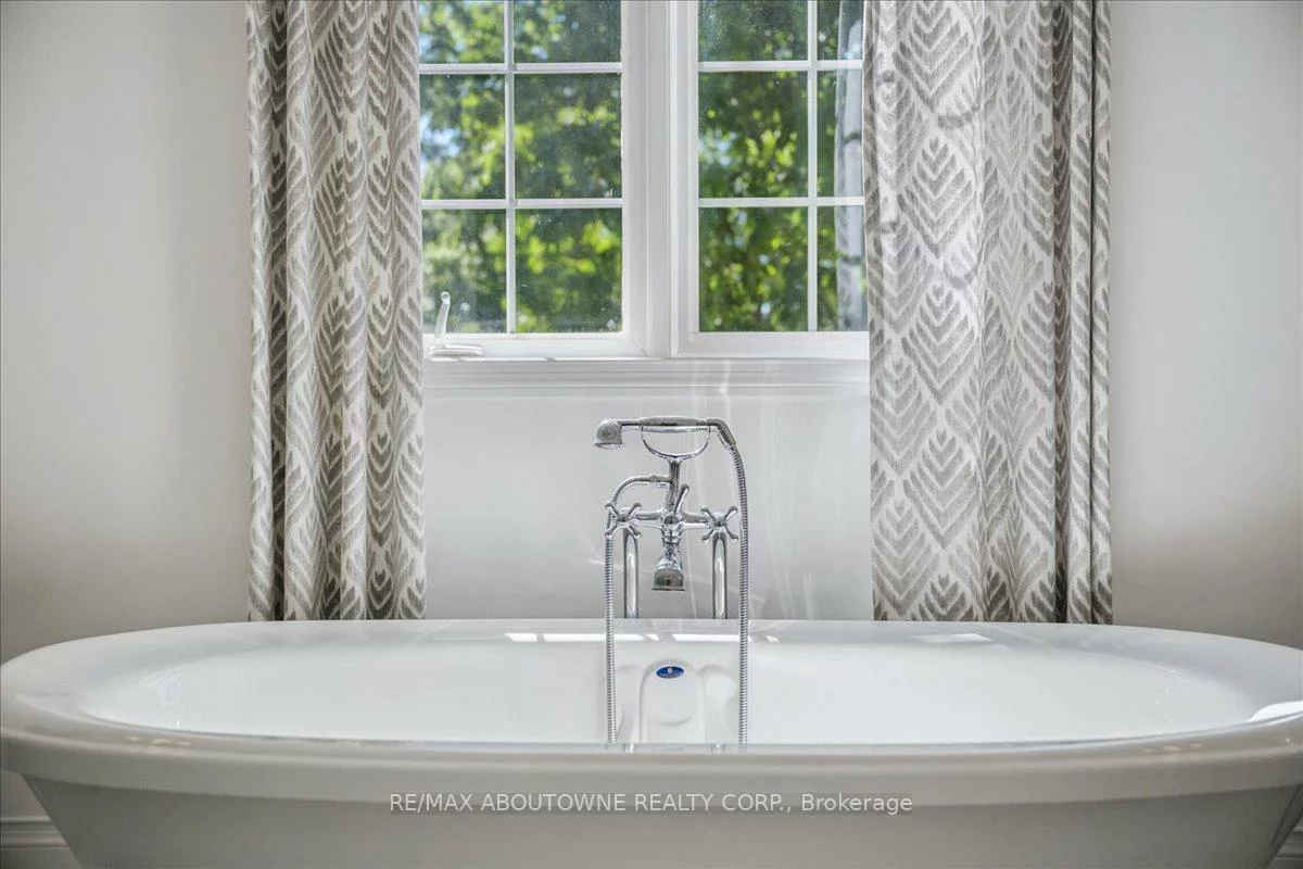 489, Rebecca, 1020 - WO West, Oakville