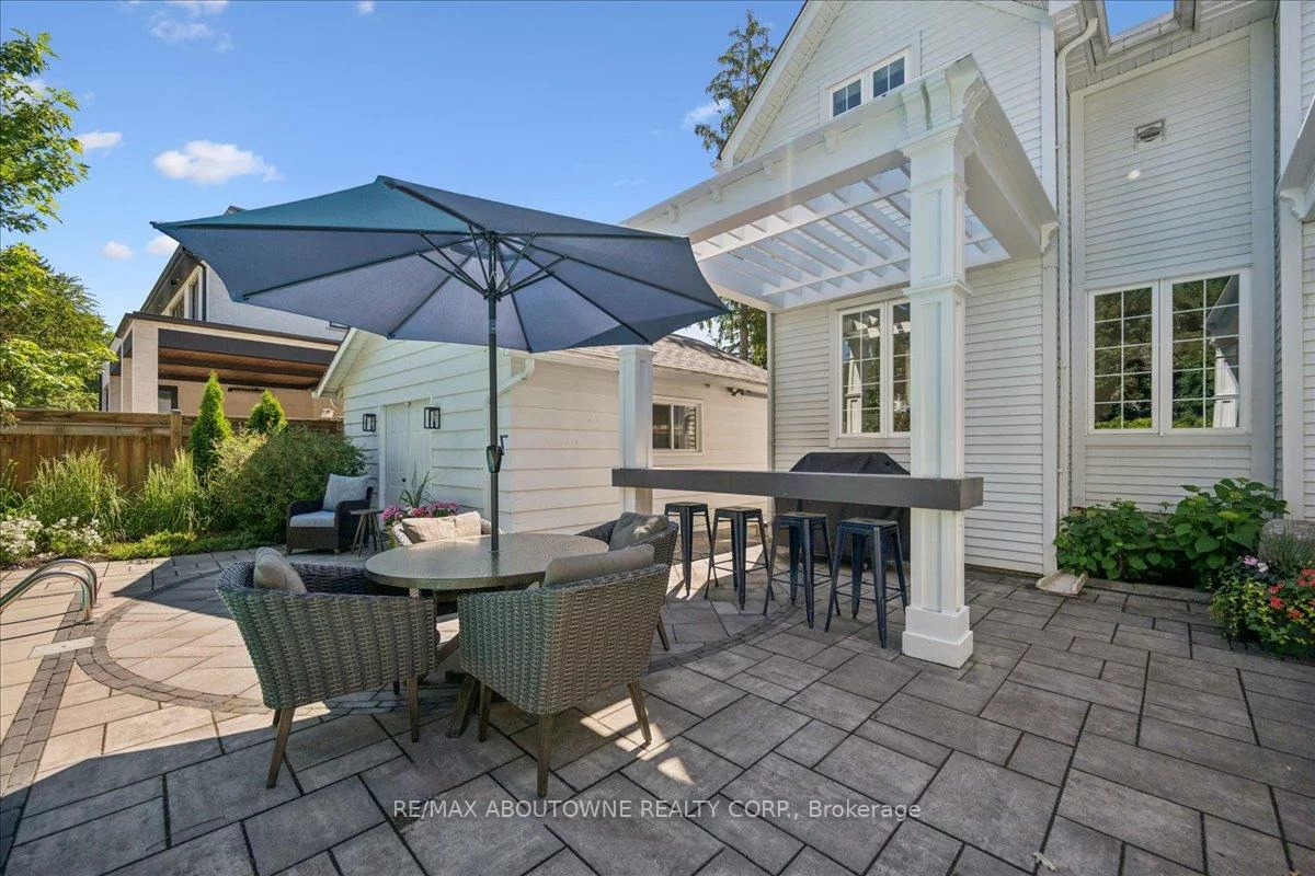 489, Rebecca, 1020 - WO West, Oakville