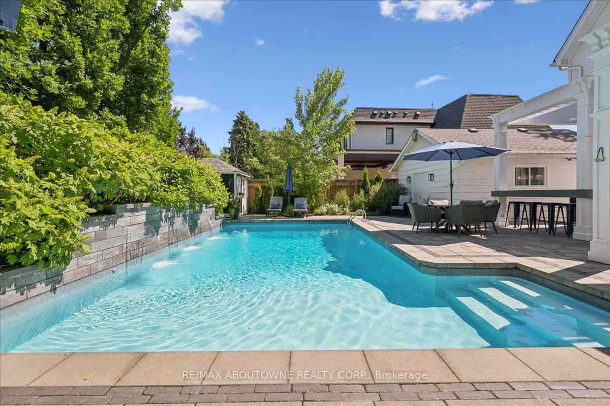 489, Rebecca, 1020 - WO West, Oakville