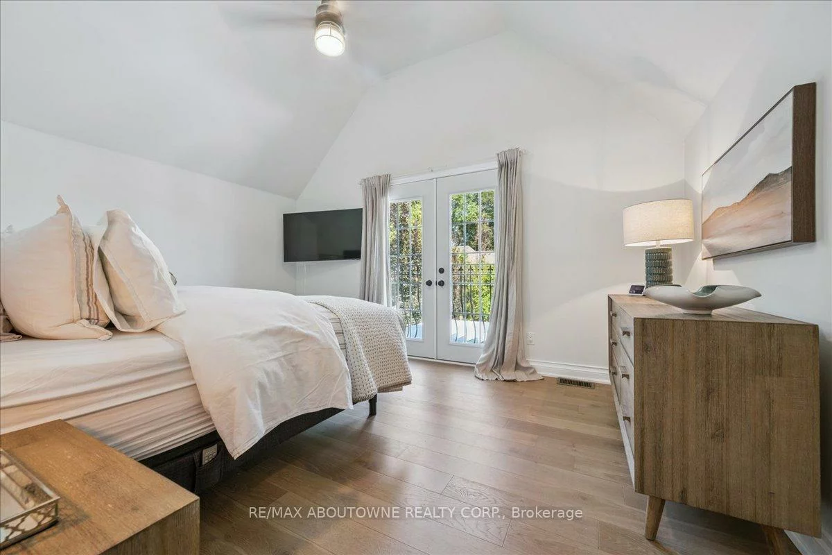 489, Rebecca, 1020 - WO West, Oakville