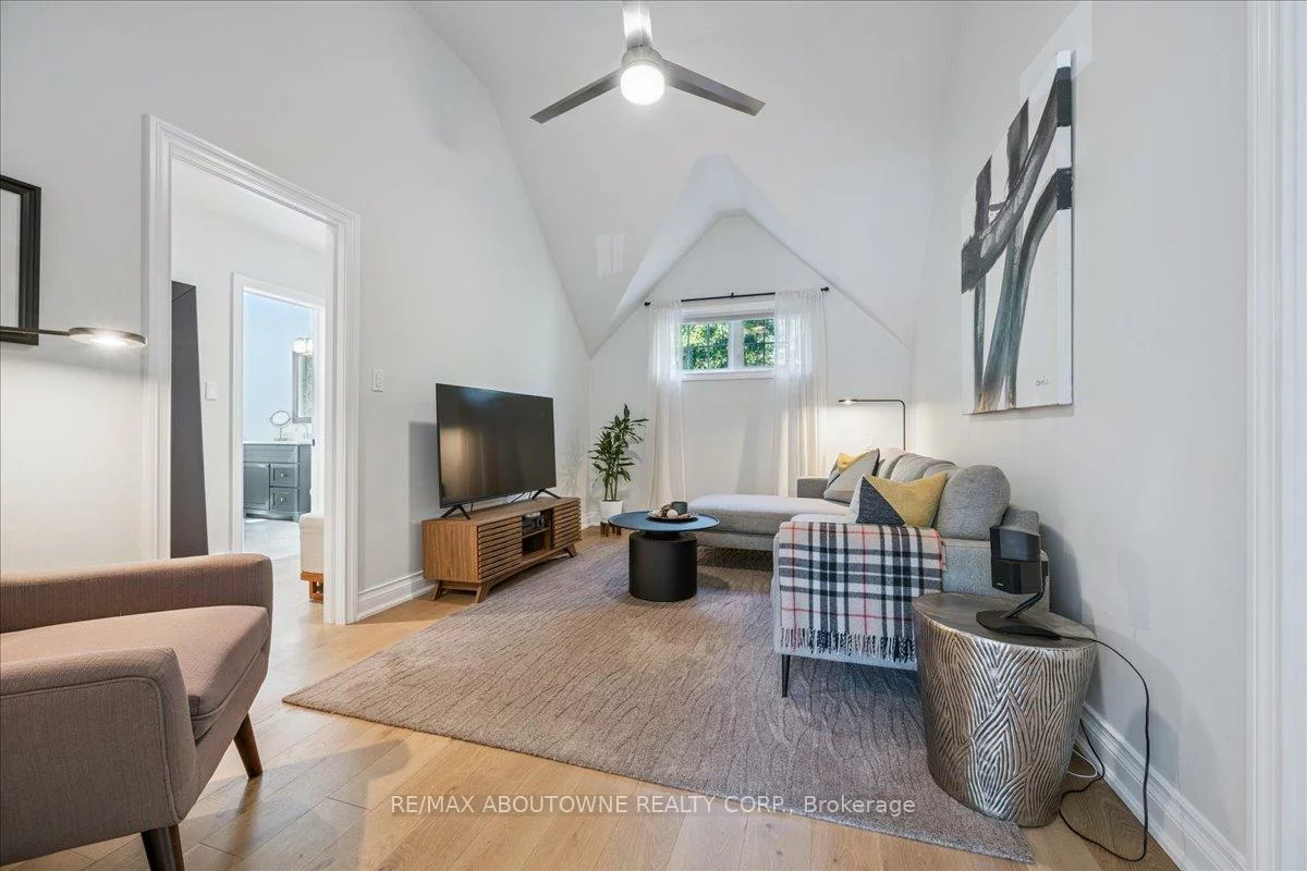 489, Rebecca, 1020 - WO West, Oakville
