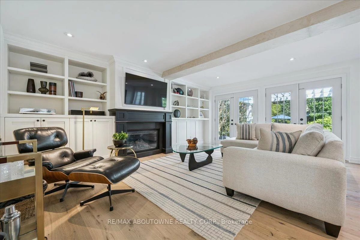 489, Rebecca, 1020 - WO West, Oakville