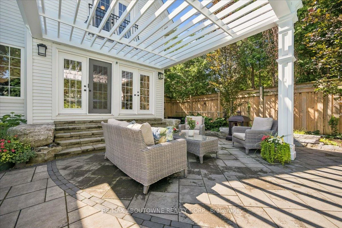 489, Rebecca, 1020 - WO West, Oakville