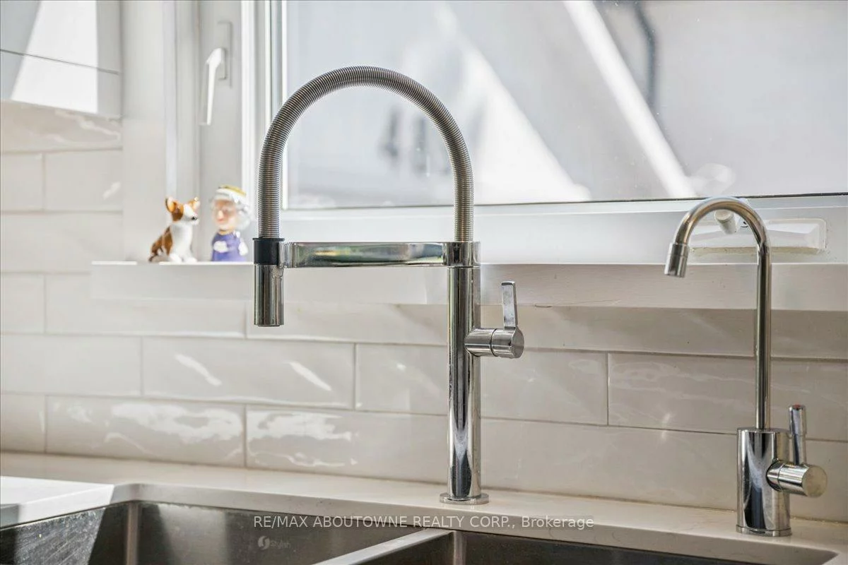 489, Rebecca, 1020 - WO West, Oakville