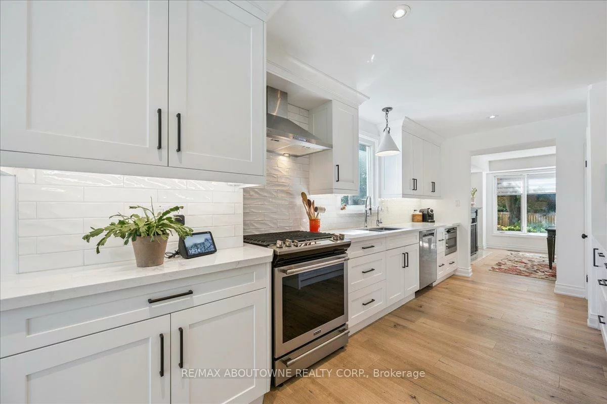 489, Rebecca, 1020 - WO West, Oakville