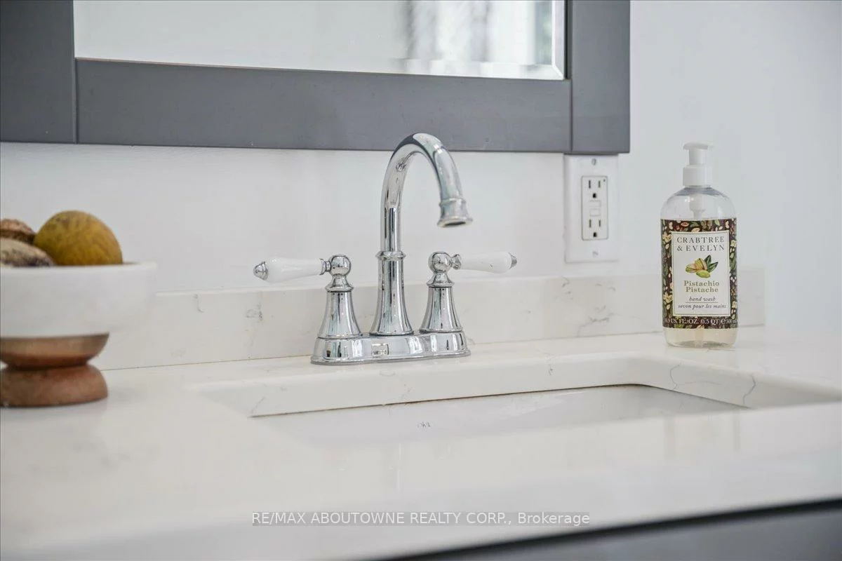 489, Rebecca, 1020 - WO West, Oakville