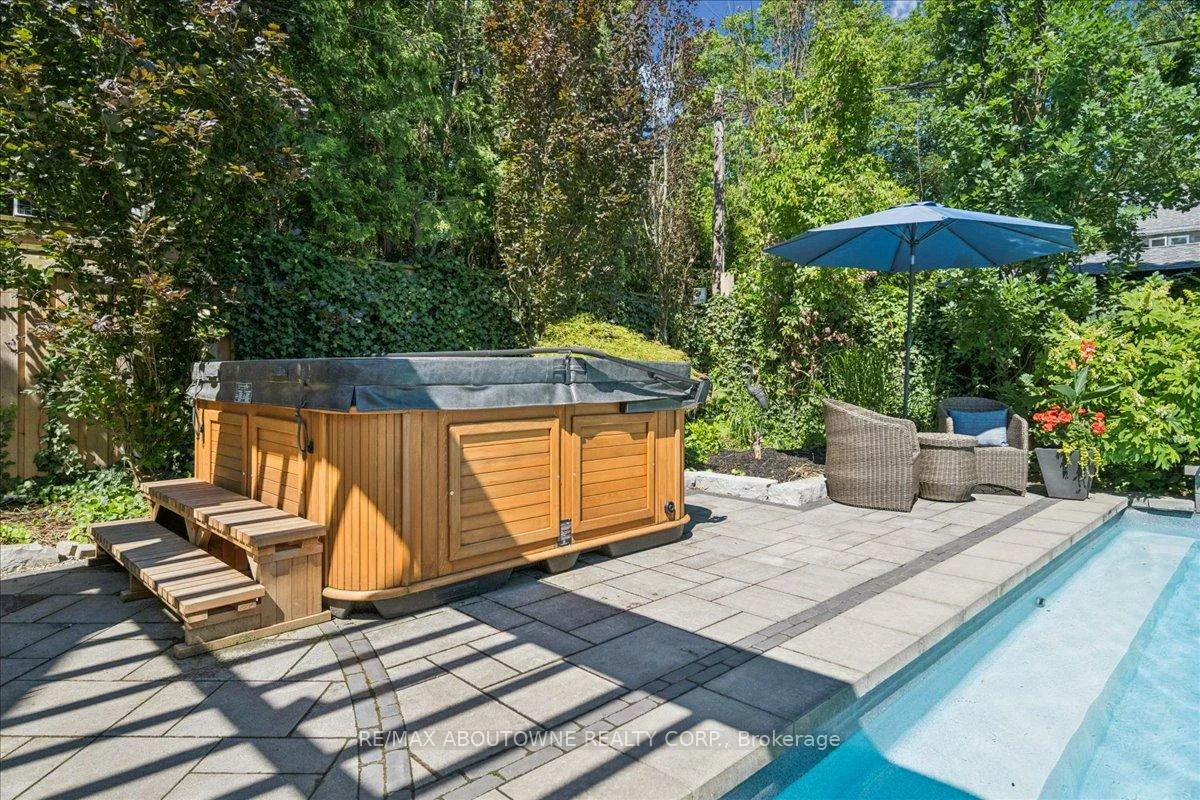 489, Rebecca, 1020 - WO West, Oakville