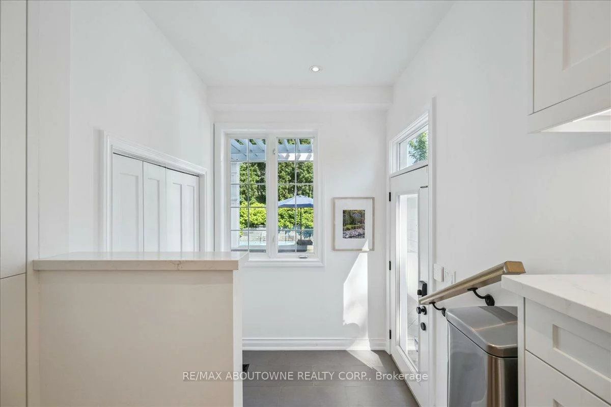 489, Rebecca, 1020 - WO West, Oakville