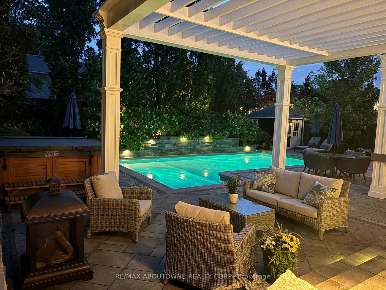 489, Rebecca, 1020 - WO West, Oakville